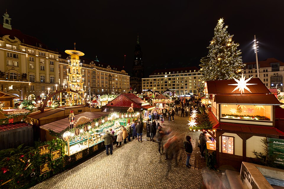 Le Striezelmarkt de Dresde (Allemagne), mentionné dès 1434 — le plus ancien marché de Noël encore en activité.
