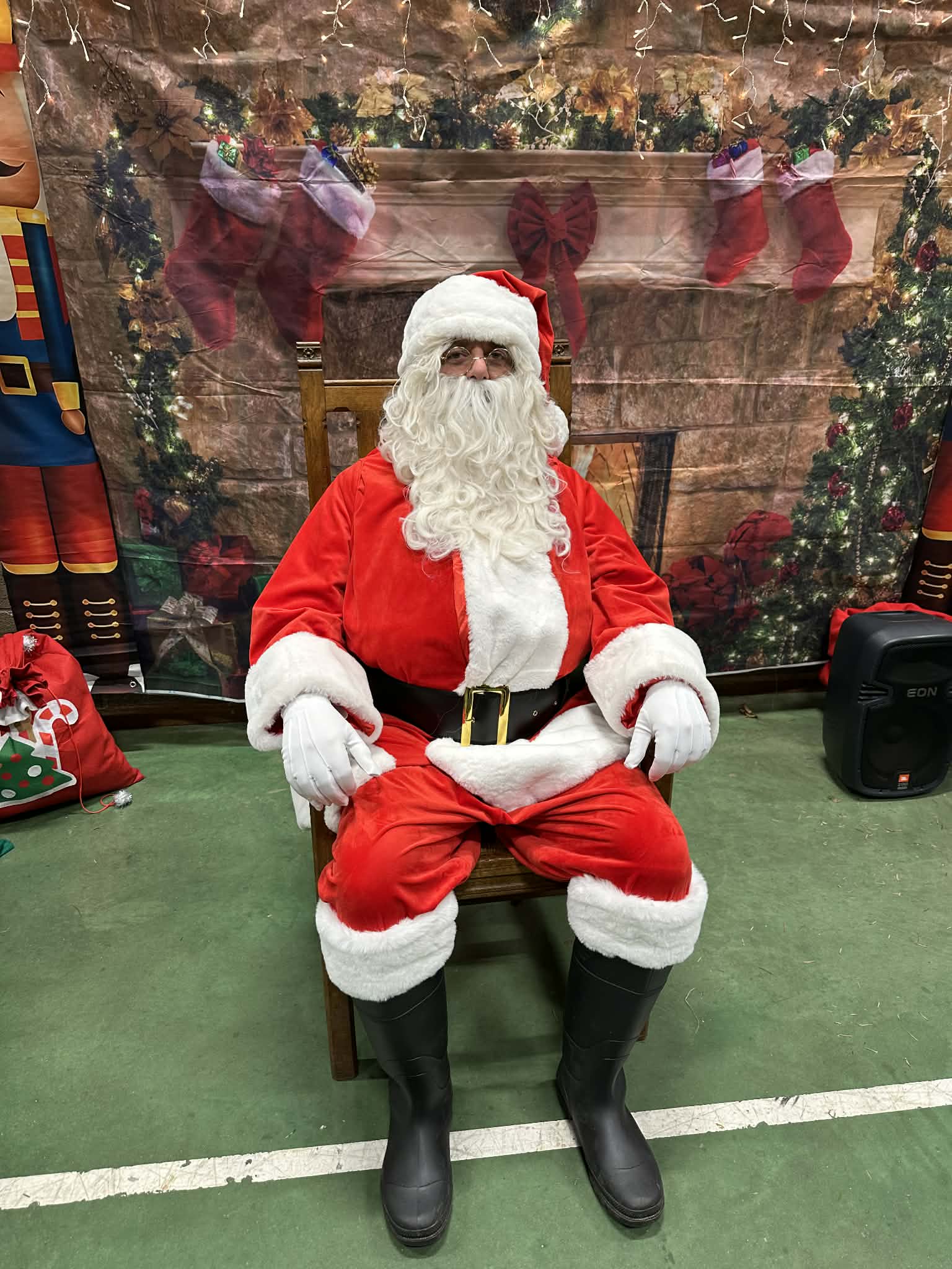 Le Père Noël dans son décor de Noël