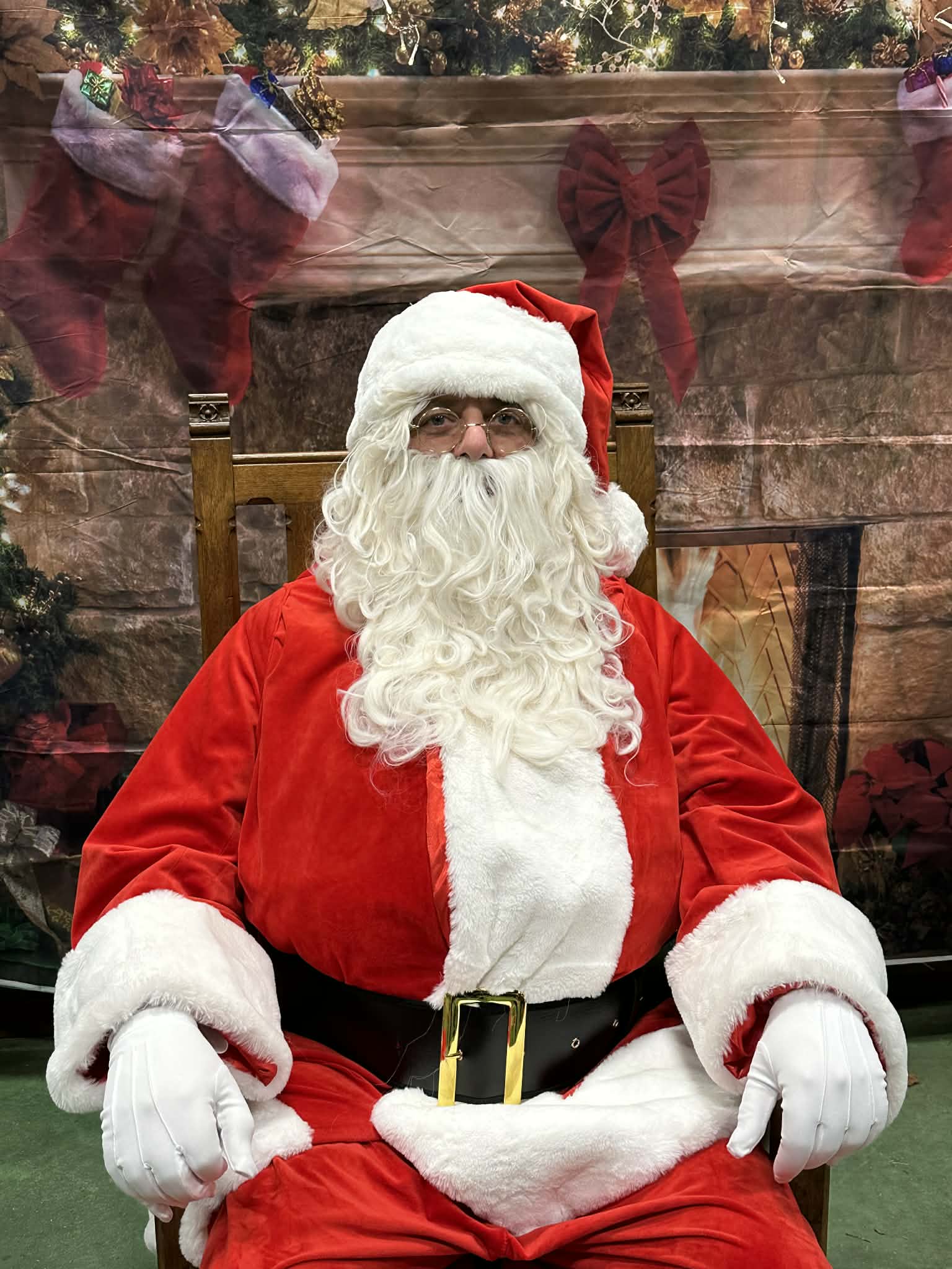 Le Père Noël entouré de cadeaux