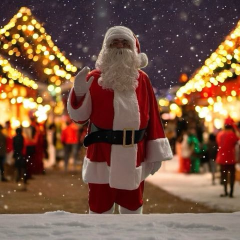 Le Père Noël sur un marché de Noël illuminé