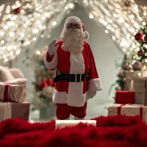 Portrait du Père Noël assis près de la cheminée
